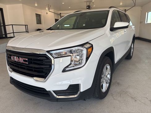 Used 2024 GMC Terrain SLE w/ Driver Convenience Package FWD image 4