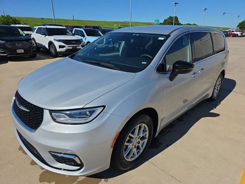 Used 2024 Chrysler Pacifica Touring-L FWD image 1