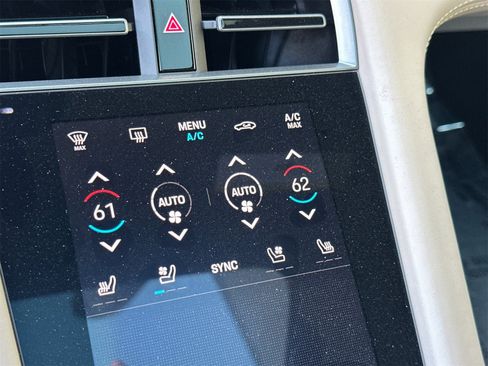 Used 2025 Porsche Taycan image 24