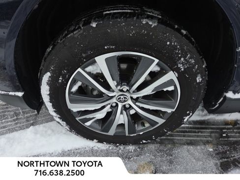 Used 2023 Toyota Venza LE image 32