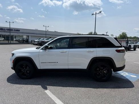 Used 2023 Jeep Grand Cherokee Altitude AWD/4WD image 8