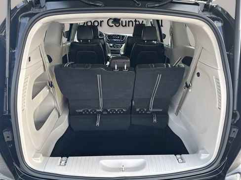 Used 2024 Chrysler Pacifica Touring-L FWD image 33