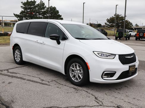 New 2026 Chrysler Pacifica Select image 4