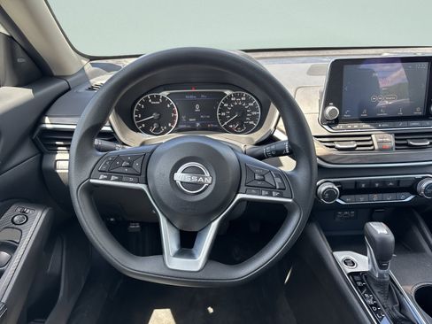 Used 2025 Nissan Altima 2.5 SV FWD image 50
