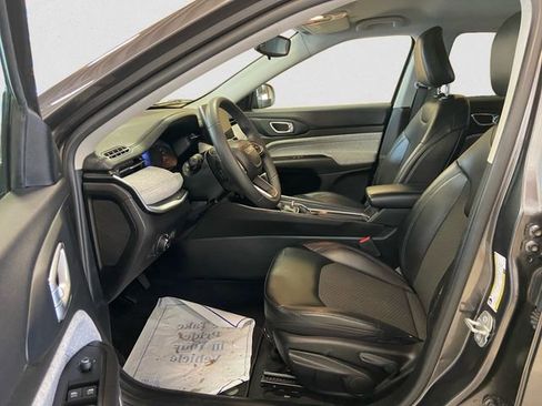 Used 2022 Jeep Compass Latitude image 10