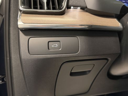 Used 2025 Volvo XC90 B6 Plus image 17