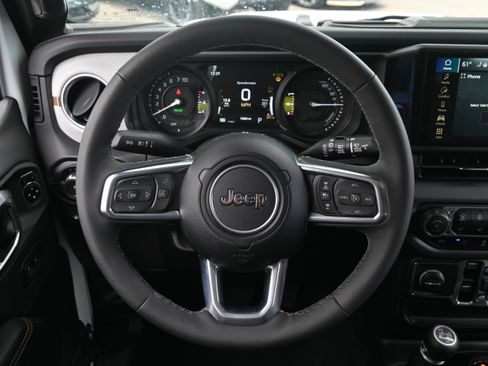 Used 2025 Jeep Wrangler Unlimited Sahara AWD/4WD image 17