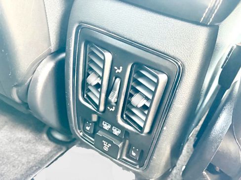 Used 2017 Jeep Grand Cherokee Limited image 18