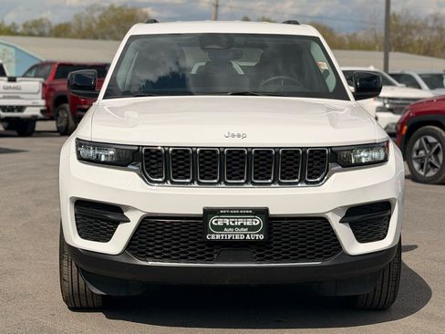 Used 2023 Jeep Grand Cherokee Laredo AWD/4WD image 2