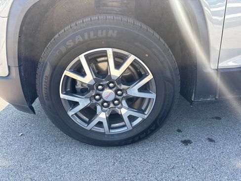 Used 2023 GMC Acadia SLE FWD image 4