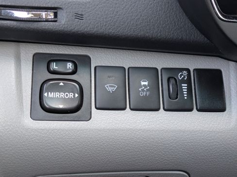 Used 2012 Toyota Highlander FWD w/ Cold Weather Pkg image 20
