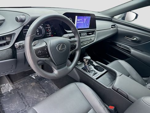 Used 2025 Lexus ES 300h w/ Premium Package image 7