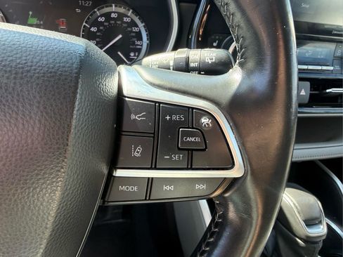 Used 2021 Toyota Highlander XLE AWD/4WD image 35