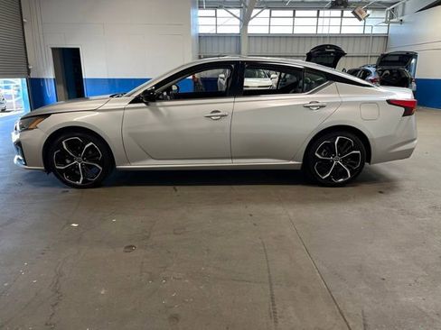 Used 2023 Nissan Altima 2.5 SR FWD image 6