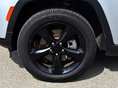 Used 2023 Jeep Grand Cherokee L Laredo AWD/4WD image 6