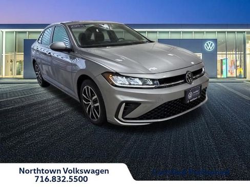 Certified 2025 Volkswagen Jetta SE image 1