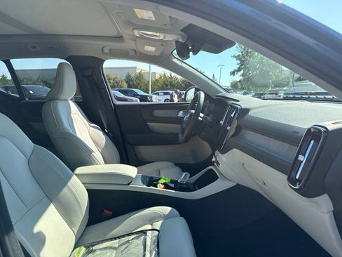 Used 2025 Volvo XC40 B5 Ultra w/ Protection Package Premier AWD/4WD image 11