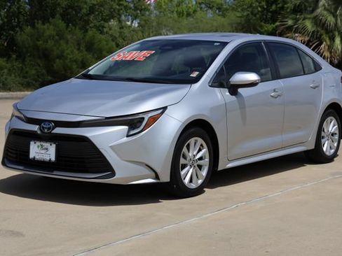 Used 2023 Toyota Corolla XLE FWD image 3