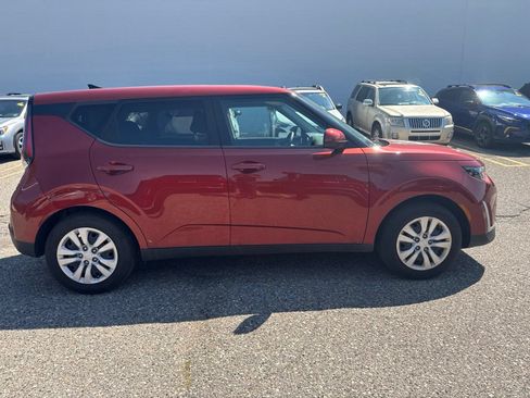 Used 2023 Kia Soul LX FWD image 2