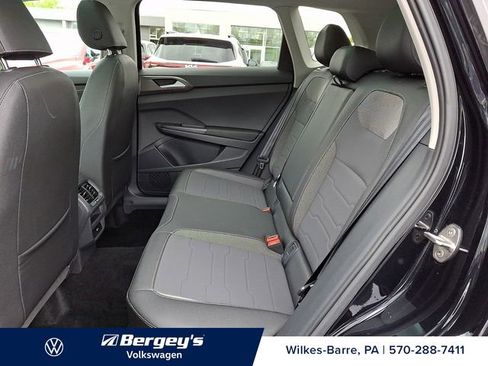 Used 2025 Volkswagen Taos SE AWD/4WD image 12