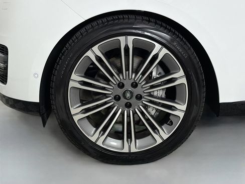 Certified 2025 Land Rover Range Rover Long Wheelbase SE AWD/4WD image 33