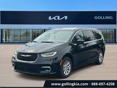Used 2023 Chrysler Pacifica Touring-L FWD image 5