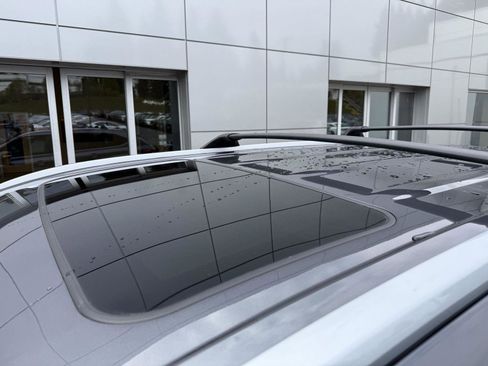 Certified 2024 Toyota Highlander XLE AWD/4WD image 9