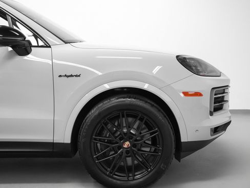 Certified 2026 Porsche Cayenne E-Hybrid AWD/4WD image 16