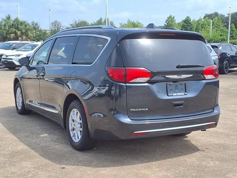 Used 2020 Chrysler Pacifica Touring-L FWD image 2