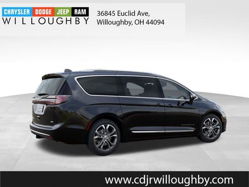 New 2026 Chrysler Pacifica Pinnacle w/ Trailer Tow Group AWD/4WD image 4
