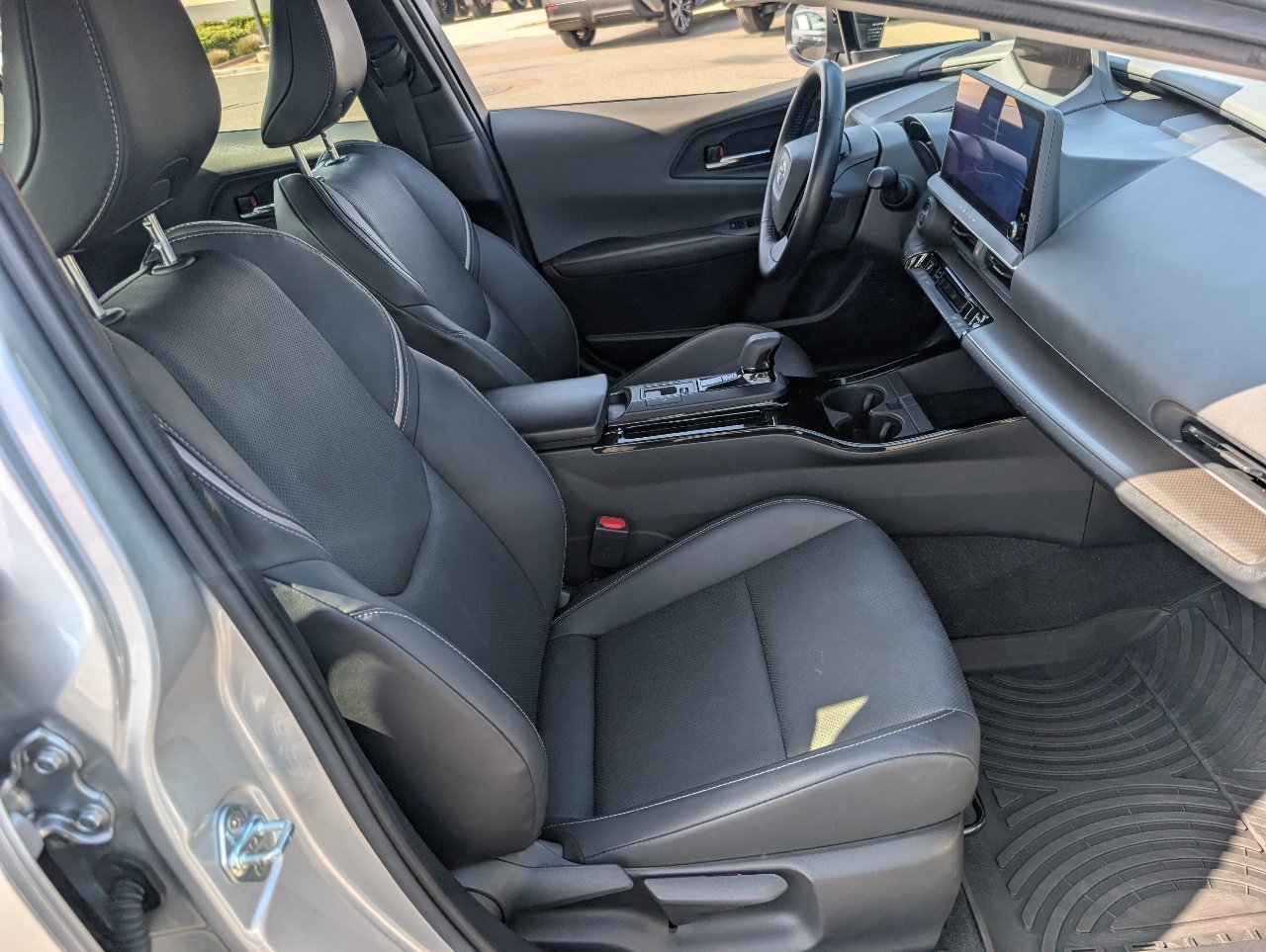 Used 2024 Toyota Prius XLE FWD image 8