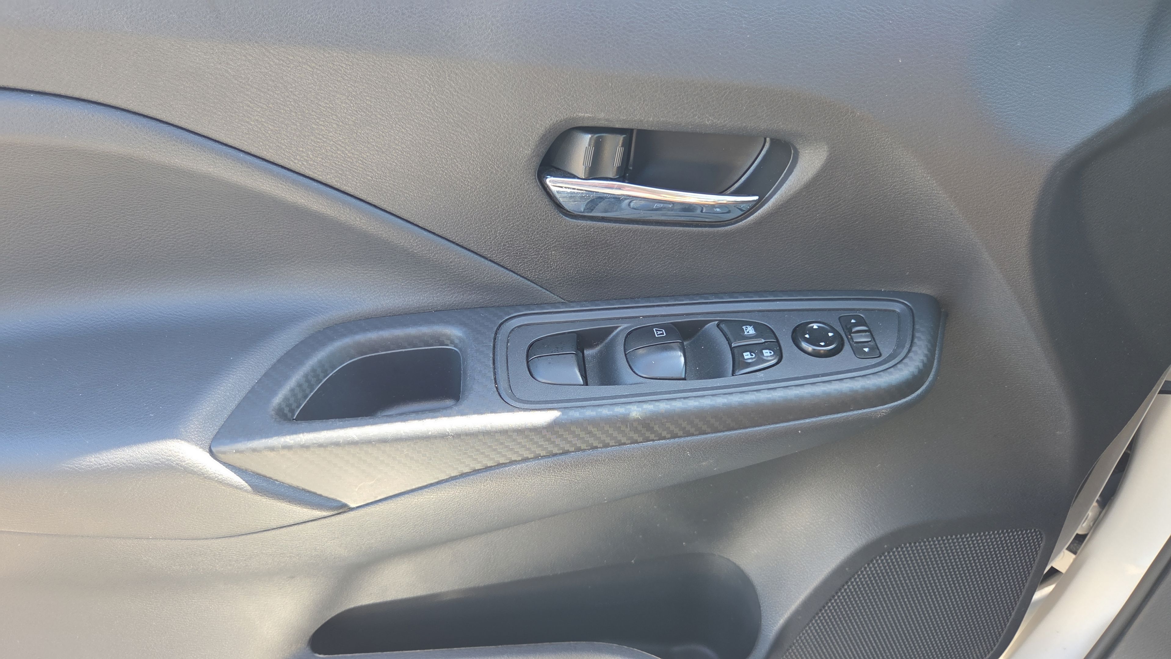 Used 2025 Nissan Versa SV FWD image 17