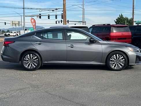 Used 2025 Nissan Altima 2.5 SV FWD image 3