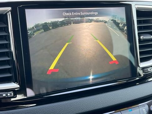 Used 2023 Chrysler Pacifica Touring-L FWD image 24