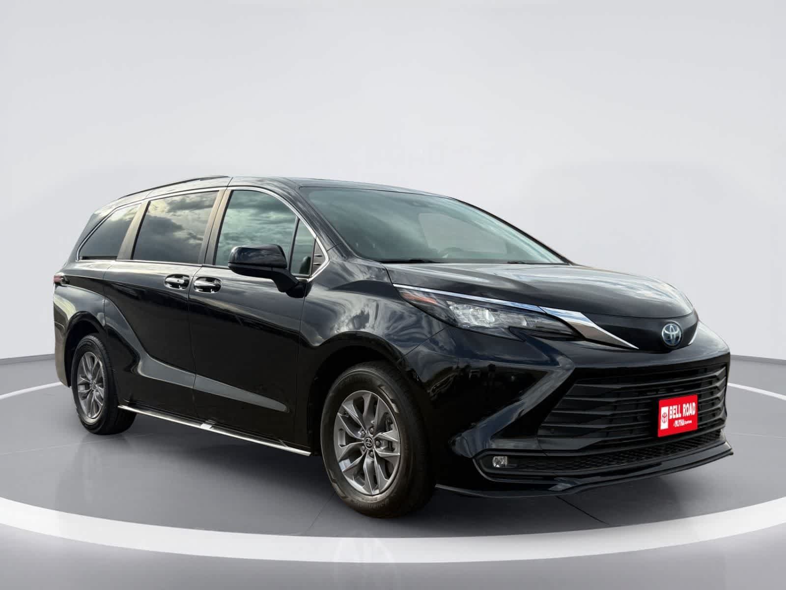 Used 2025 Toyota Sienna XLE FWD image 11