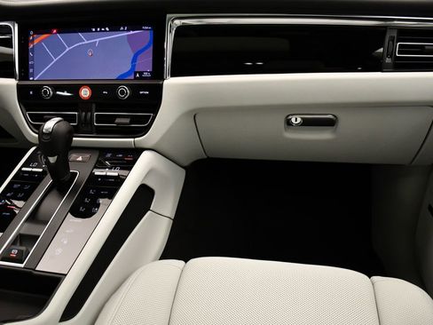 Certified 2025 Porsche Macan image 24