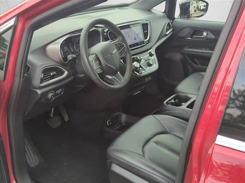 Used 2025 Chrysler Pacifica Select FWD image 11