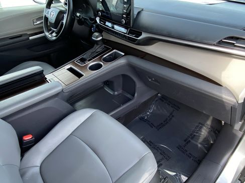 Certified 2024 Toyota Sienna XLE FWD image 9