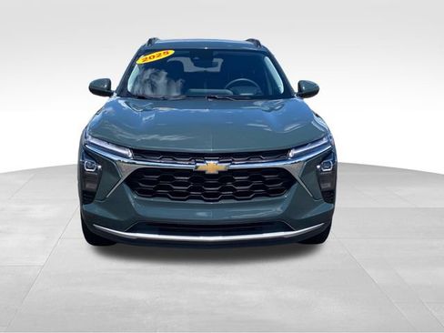 Certified 2025 Chevrolet Trax LT FWD image 2