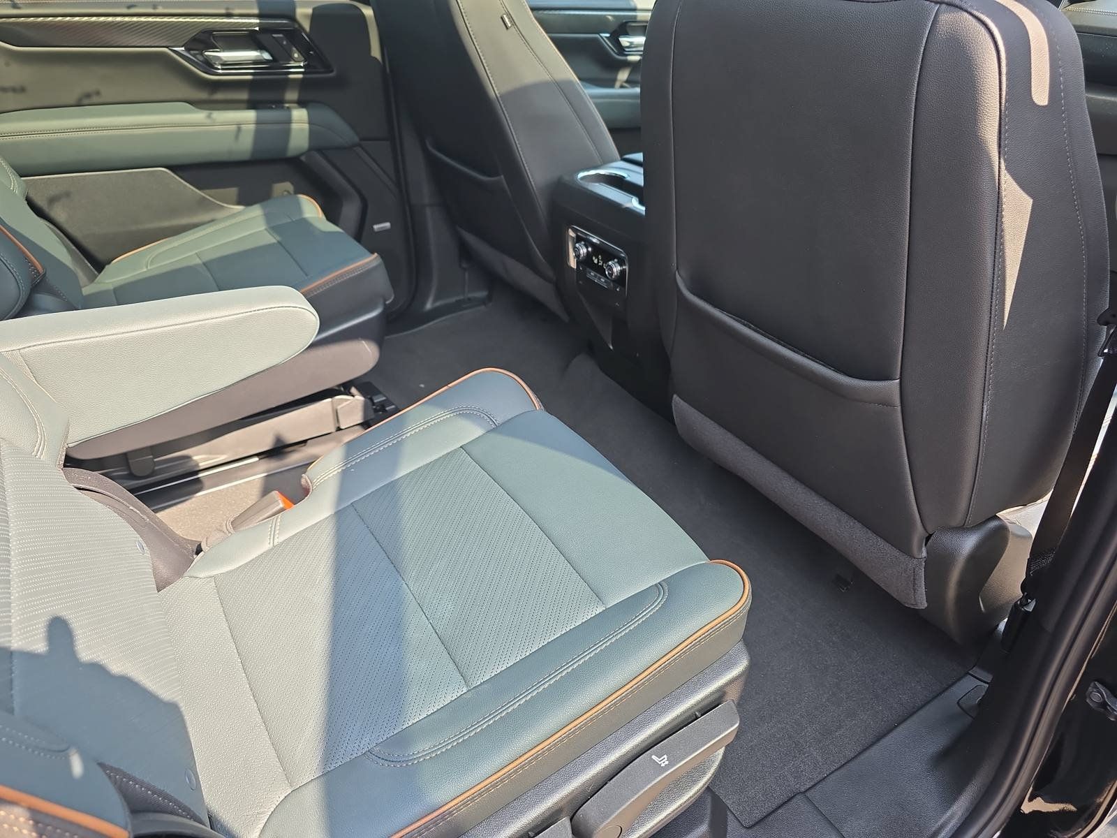 Used 2025 GMC Yukon AT4 w/ AT4 Premium Package AWD/4WD image 11