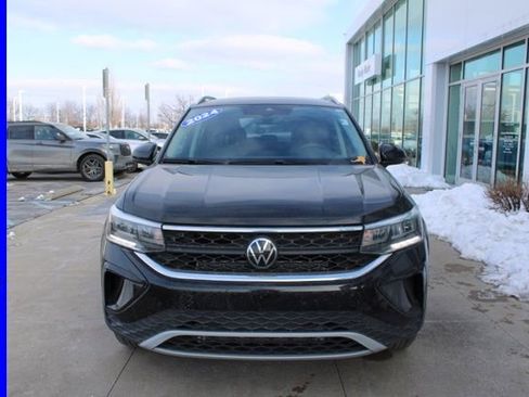 Used 2024 Volkswagen Taos SE image 2