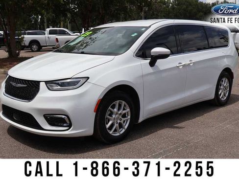 Used 2023 Chrysler Pacifica Touring-L FWD image 2