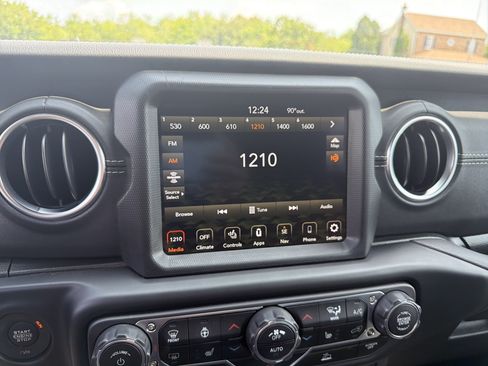 Used 2022 Jeep Wrangler Unlimited Sahara w/ Cold Weather Group AWD/4WD image 20