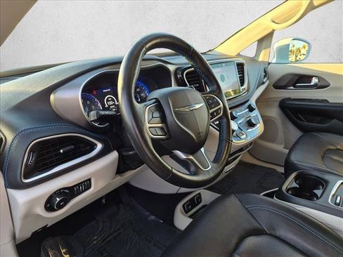 Used 2021 Chrysler Pacifica Touring-L w/ Uconnect Theater Family Group FWD image 10