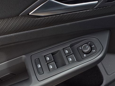 Certified 2024 Volkswagen Golf R image 20