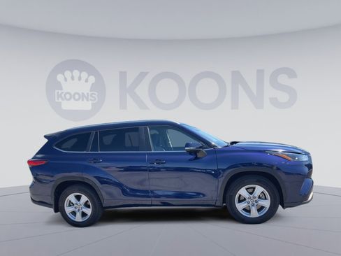 Used 2023 Toyota Highlander LE FWD image 2