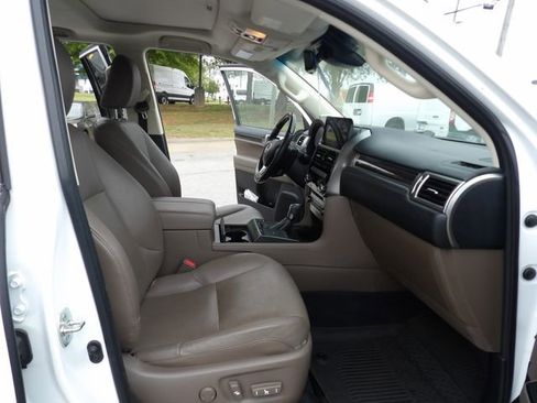 Used 2023 Lexus GX 460 Luxury w/ Accessory Package AWD/4WD image 34
