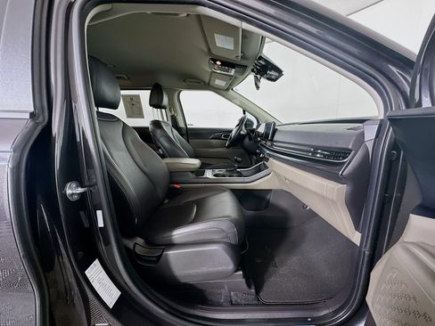 Used 2025 Kia Carnival FWD image 33