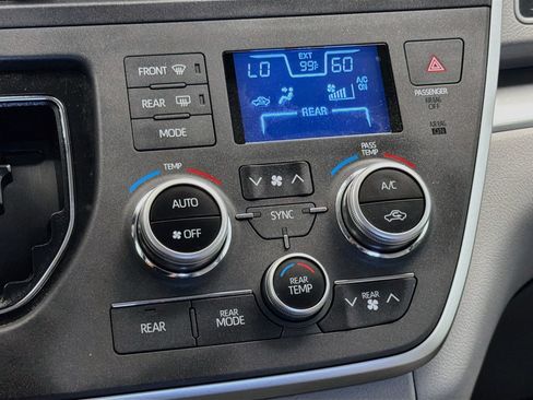 Used 2020 Toyota Sienna LE w/ Carpet Mat Package FWD image 10