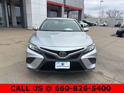 Used 2018 Toyota Camry SE image 2